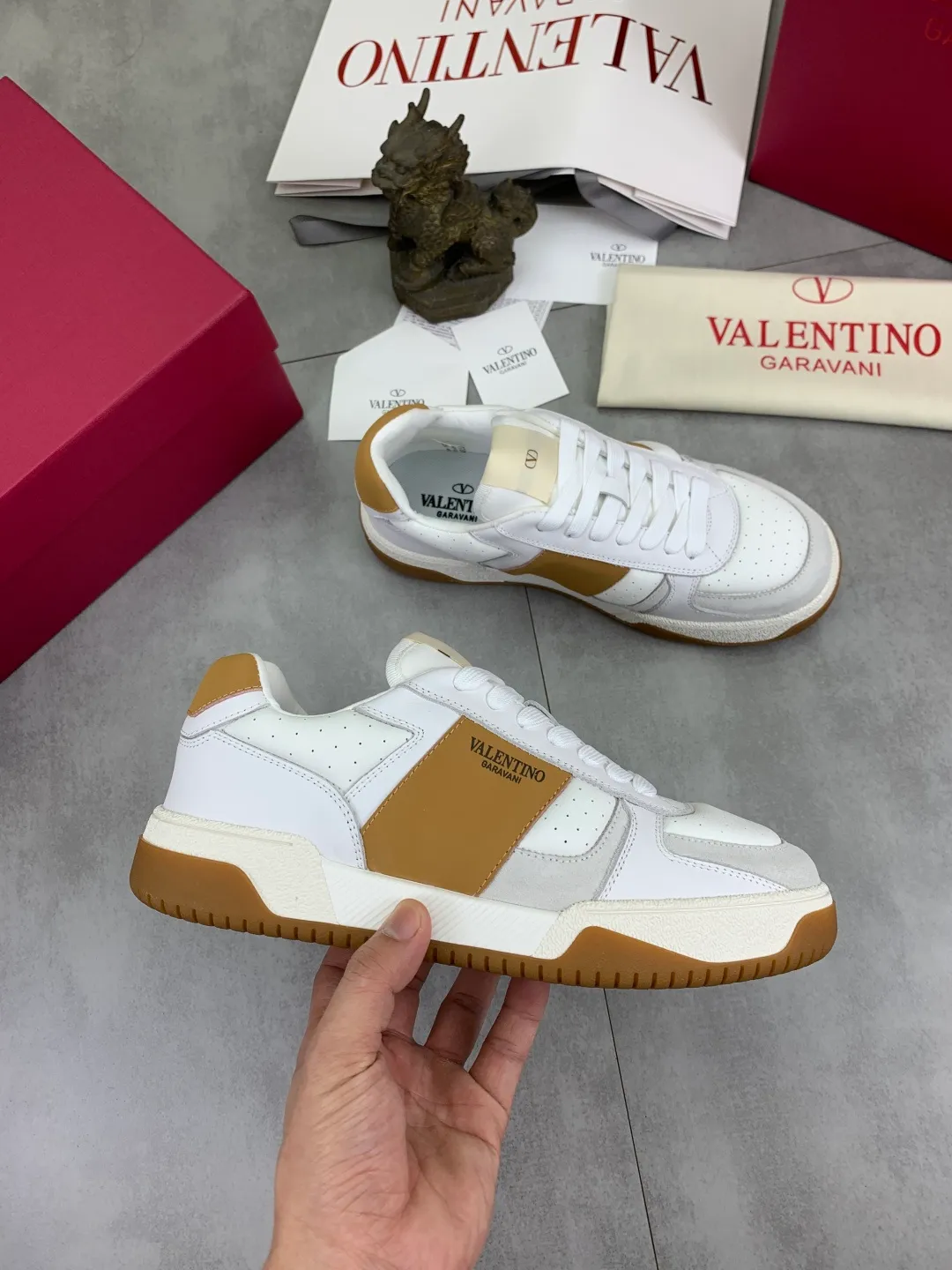 Men's men's shoes 💰P600 New model Latest Valentino Valentino V family new casual young fashion trend sports shoes Full of vitality No age limit Very light and comfortable on the feet Packaging Original purchase and development Production of goods Various color combinations are eye-catching Activate the charming sunny boy Shoe design combines coolness with daily style Full of street style Multi-color options!   Fabric: original material splicing/first-layer cowhide Lining: imported cowhide/original logo sweat-absorbent and breathable foot pad Outsole: TPU foam lightweight material outsole Brand injection insole Code number: 38-46 Full set of packaging Color: 3️⃣ colors available